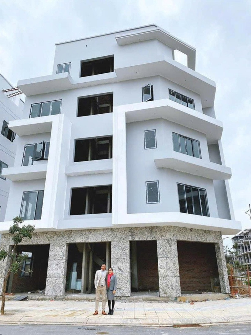 Giọng ca 9x từng tặng bố mẹ căn nhà 5 tầng 2 mặt tiền vào năm 2020. Ảnh: FBNV