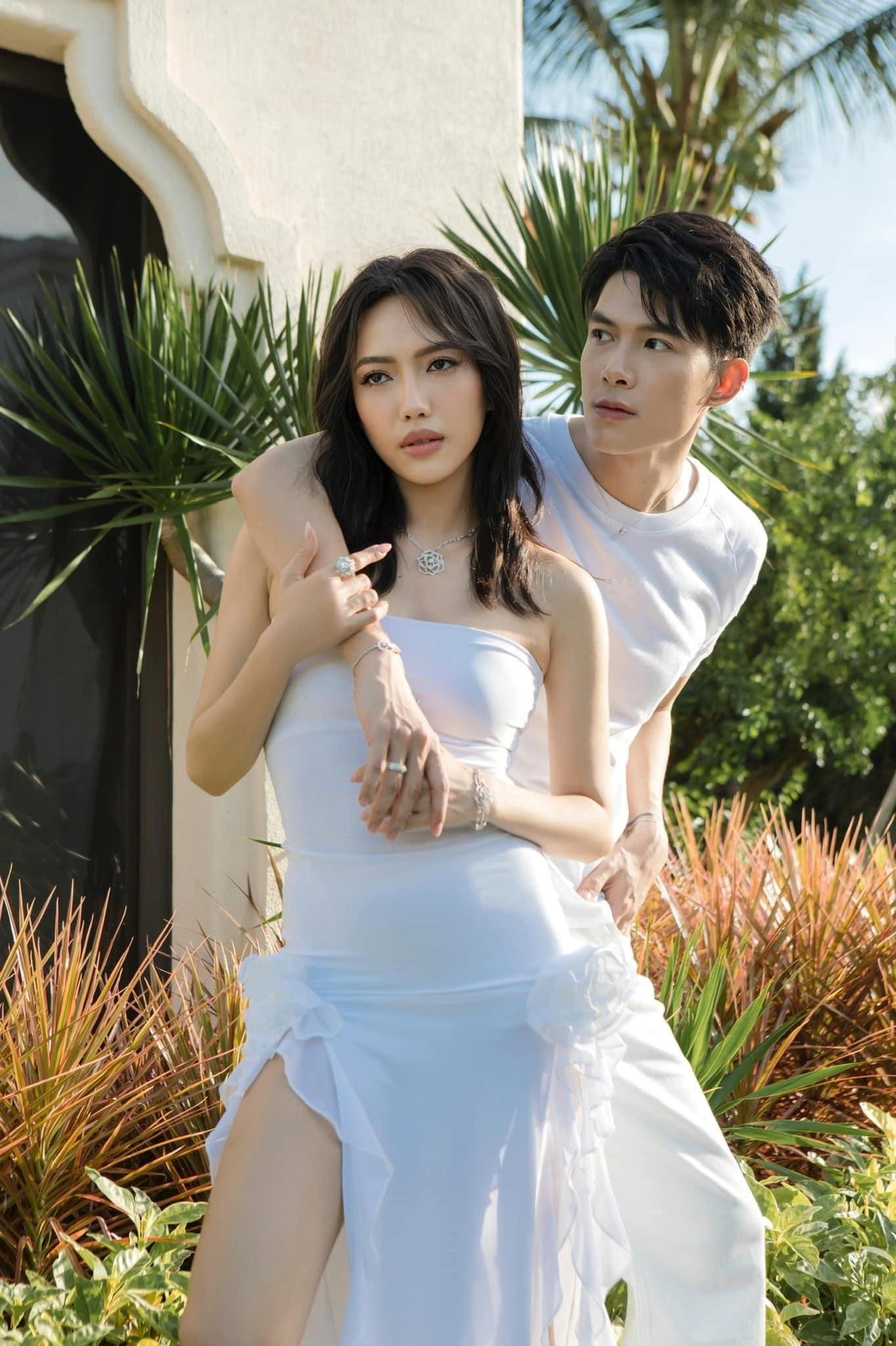 Mỹ nhân showbiz cưới “hồng hài nhi” cao 1m80: 35 tuổi ngày càng phơi phới, gu ăn mặc đẹp khỏi bàn