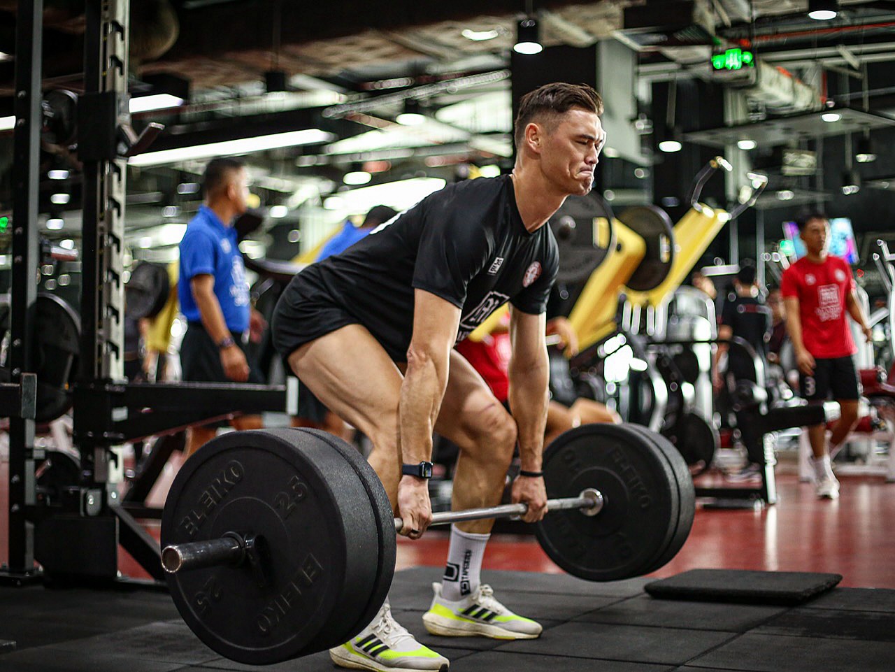Lê Giang Patrik và MC Hoàng Oanh diện đồ đi biển nét căng như lên bìa tạp chí: Phía sau hình ảnh