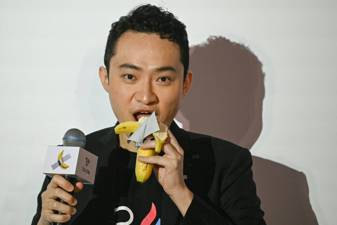 Tôn Vũ Thần đã mua tác phẩm nghệ thuật Comedian và ăn nó (Ảnh: AFP)