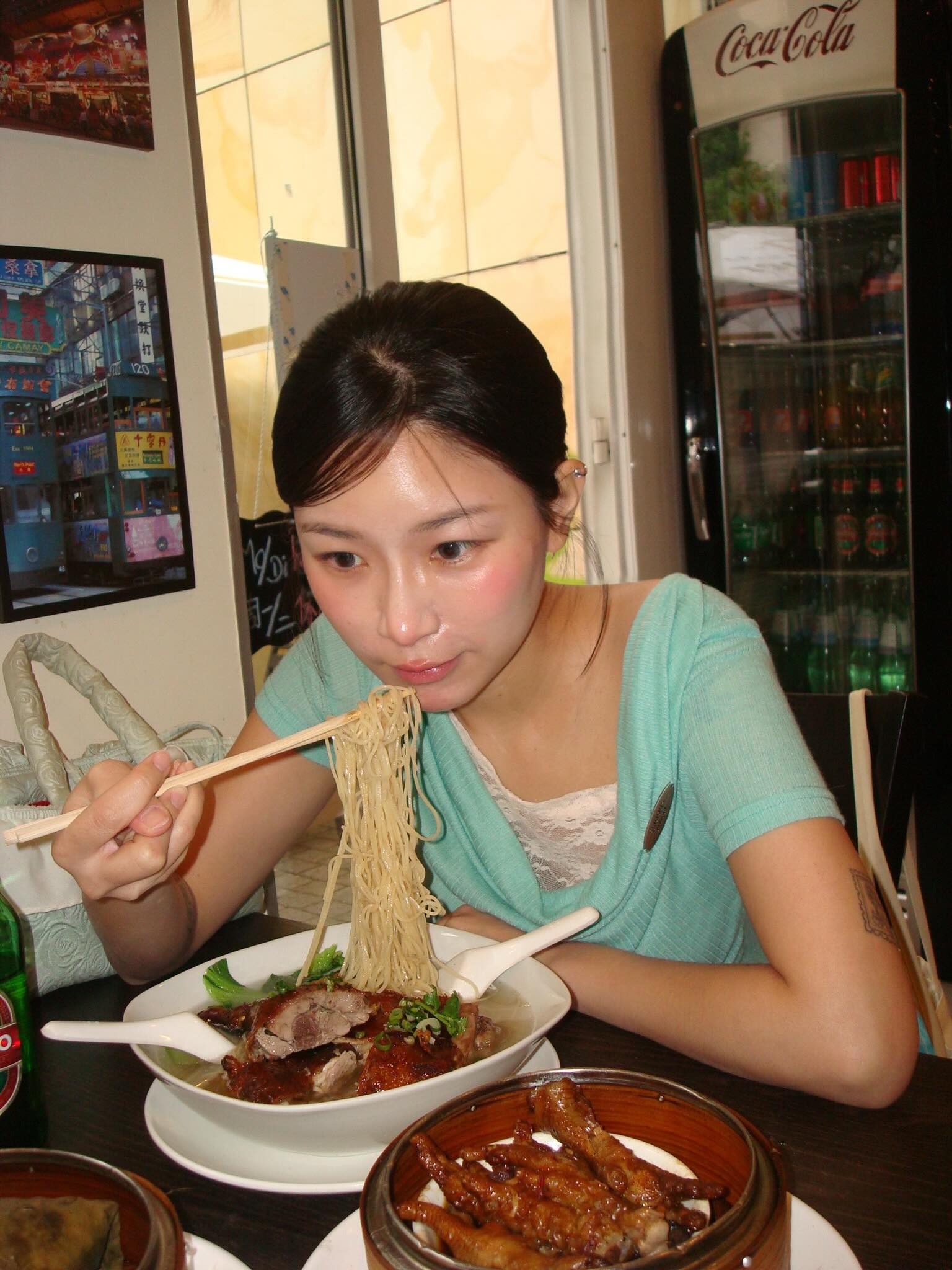 Thạch Trang nghi làm bánh đem tặng từ sữa uống dở, thành phẩm dính lông mèo: Phản ứng gì giữa tranh cãi?
