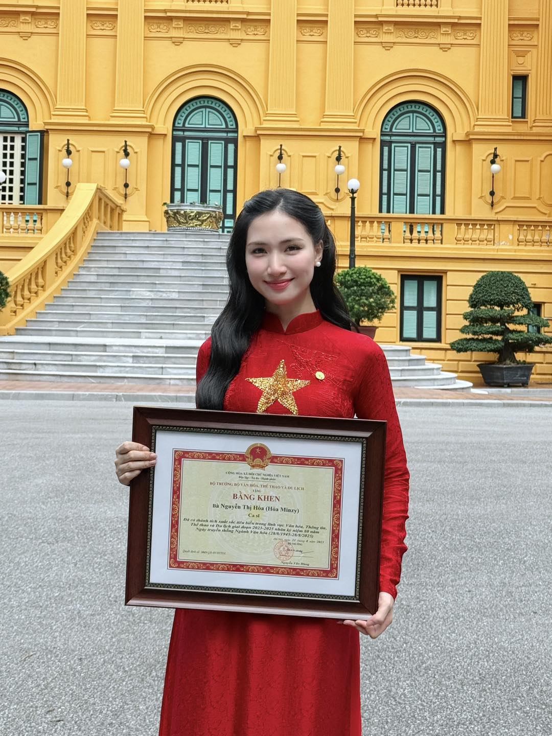 Ca sĩ Việt 2 năm liền dự Lễ kỷ niệm 2/9: Tình duyên - sự nghiệp thăng hoa, liên tục nhận bằng khen danh giá