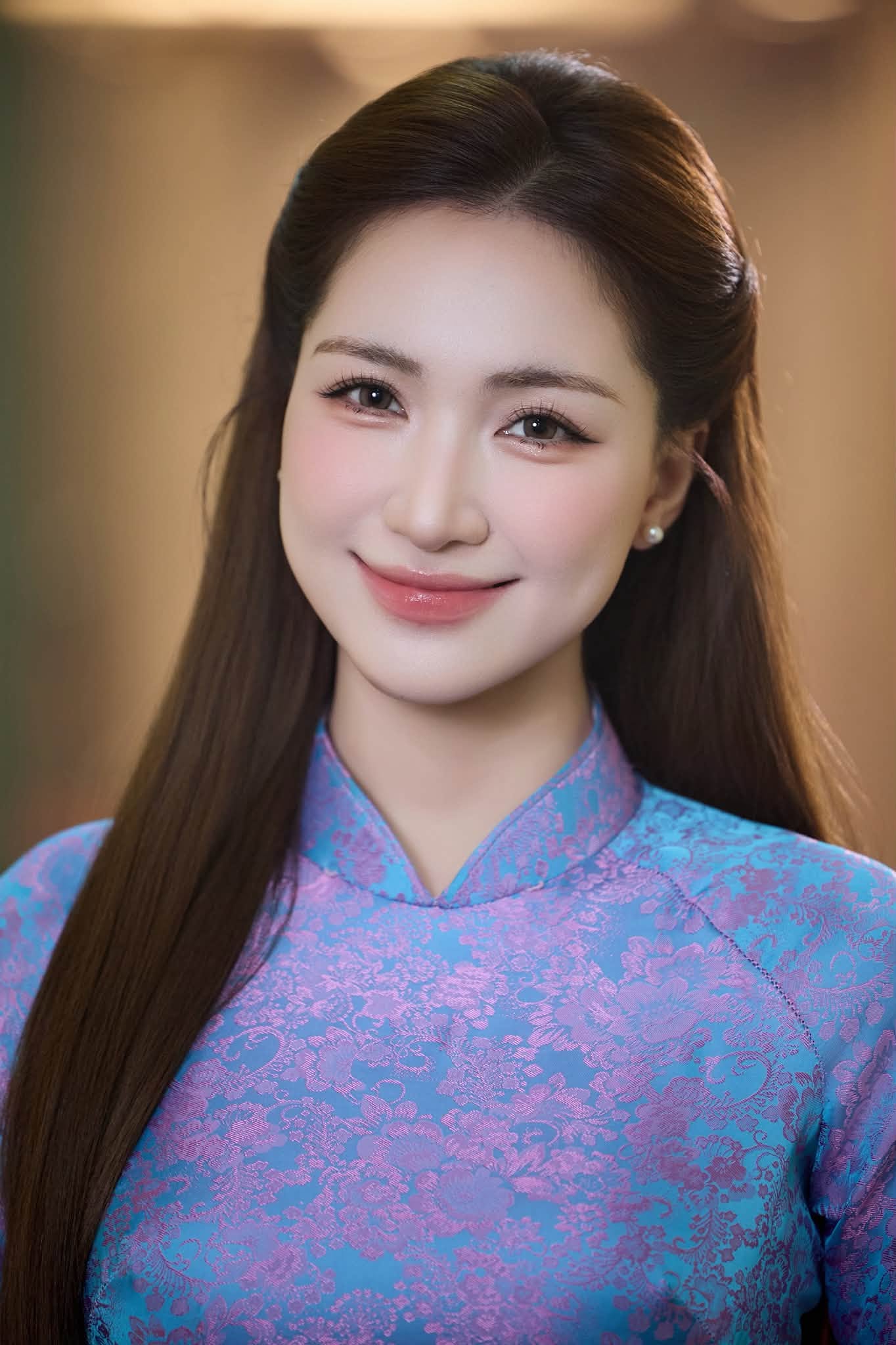 Hòa Minzy đã trải qua hơn một thập kỷ không ngừng nỗ lực, từng bước tìm kiếm màu sắc riêng và khẳng định tên tuổi trong làng nhạc Việt