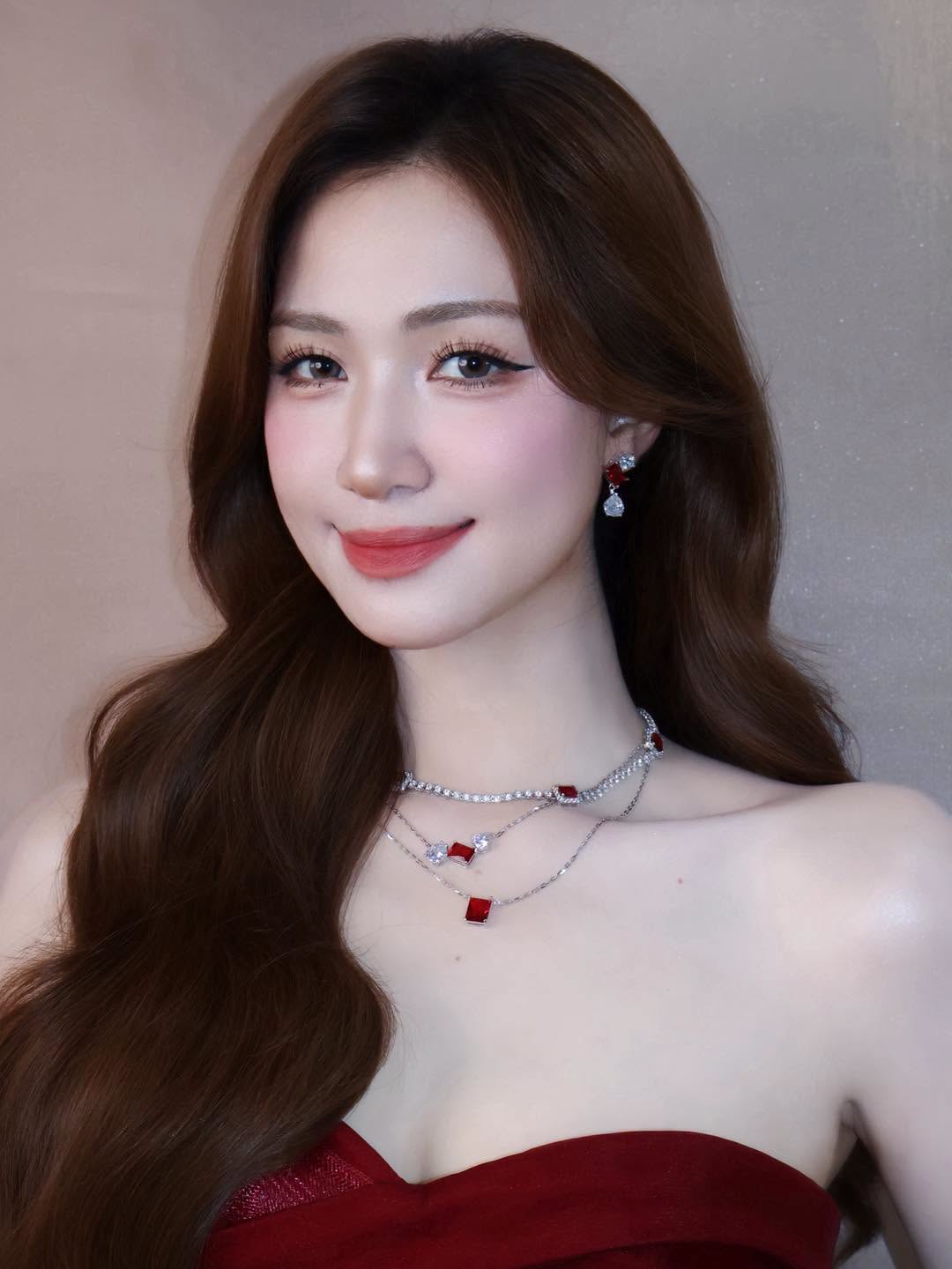 Sau hơn 12 năm kể từ Học Viện Ngôi Sao, Hòa Minzy đã có những bước thăng tiến mạnh mẽ và trở thành một trong những ca sĩ được chú ý của làng nhạc Việt hiện nay
