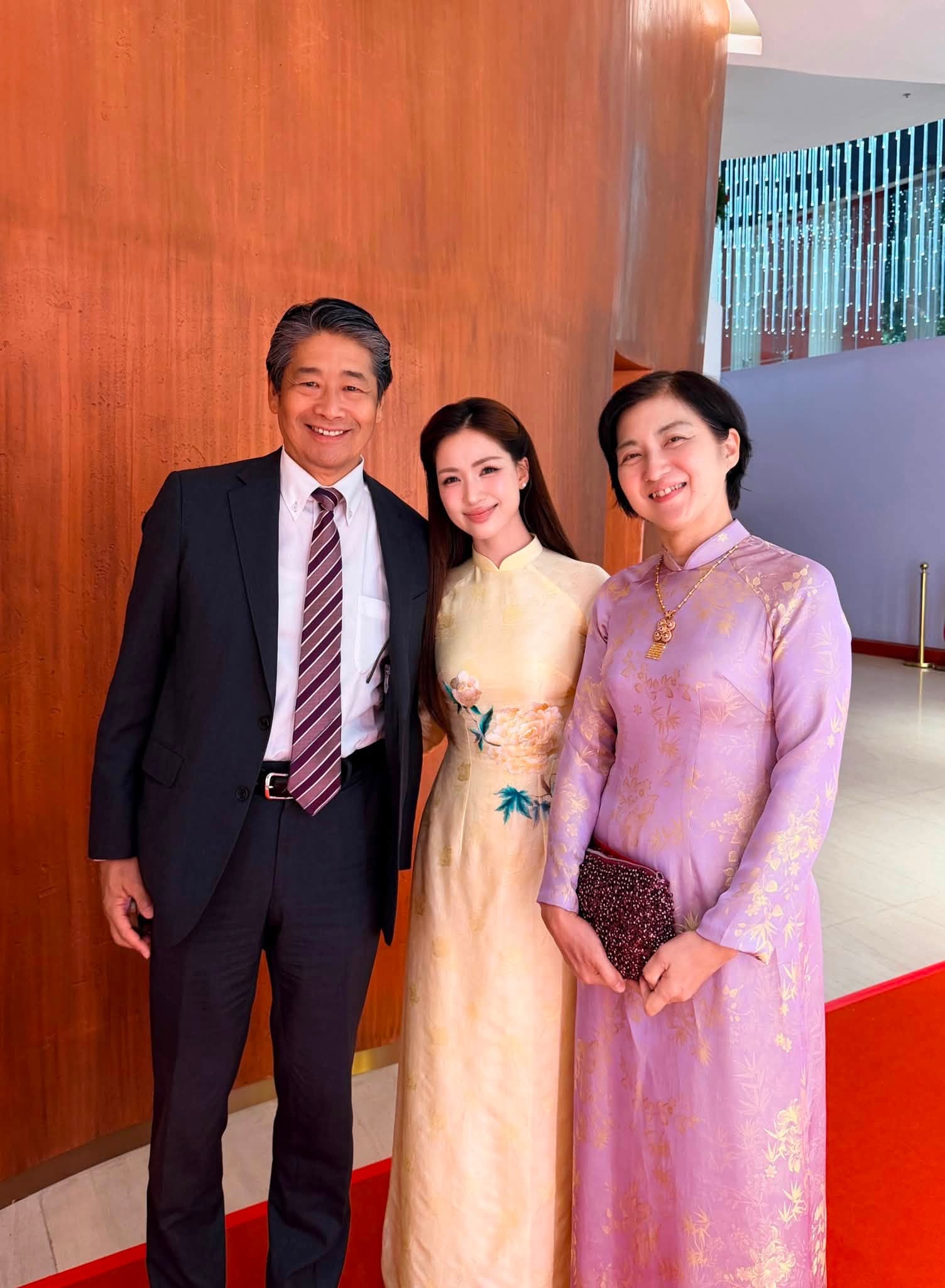 Ca sĩ Việt 2 năm liền dự Lễ kỷ niệm 2/9: Tình duyên - sự nghiệp thăng hoa, liên tục nhận bằng khen danh giá