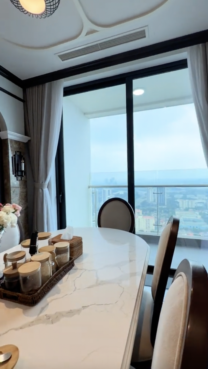 Căn nhà thuê giá 100 triệu/tháng của Đỗ Hoàng Hên và bạn gái