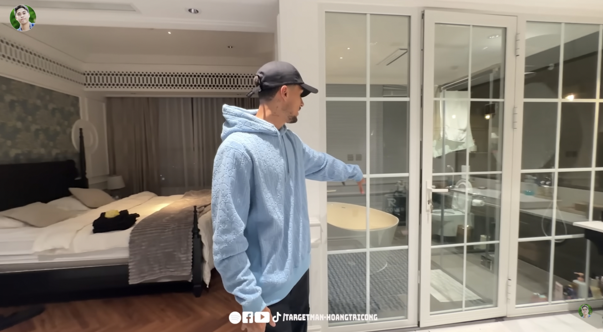 Phòng ngủ master cũng có view bao trọn thành phố và có bồn tắm, khu vực vệ sinh