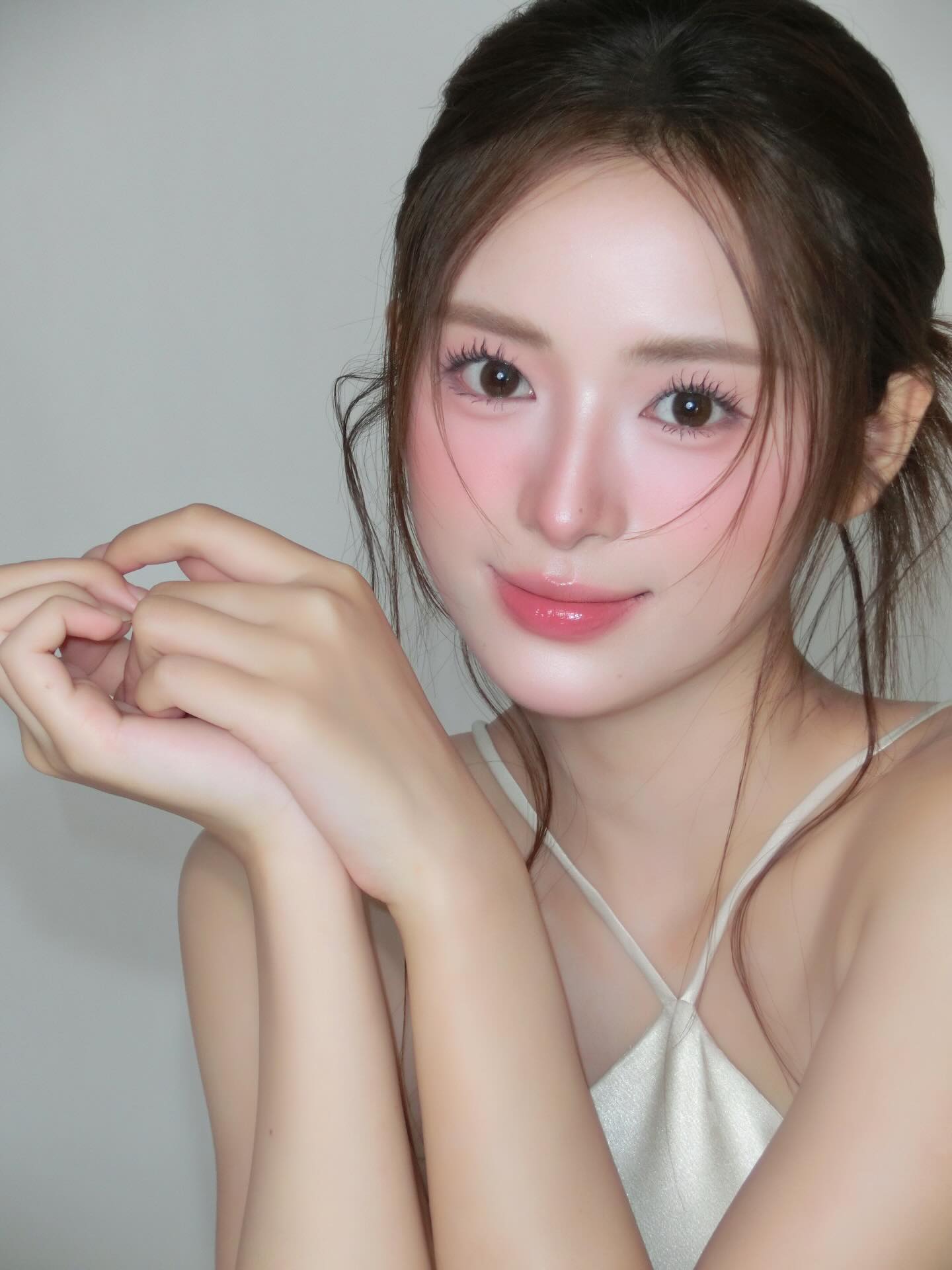 Nàng thơ Vbiz gây sốt vì giống cả showbiz: Từ Kim Ji Won, Đỗ Thị Hà đến mỹ nhân đẹp nhất thế giới