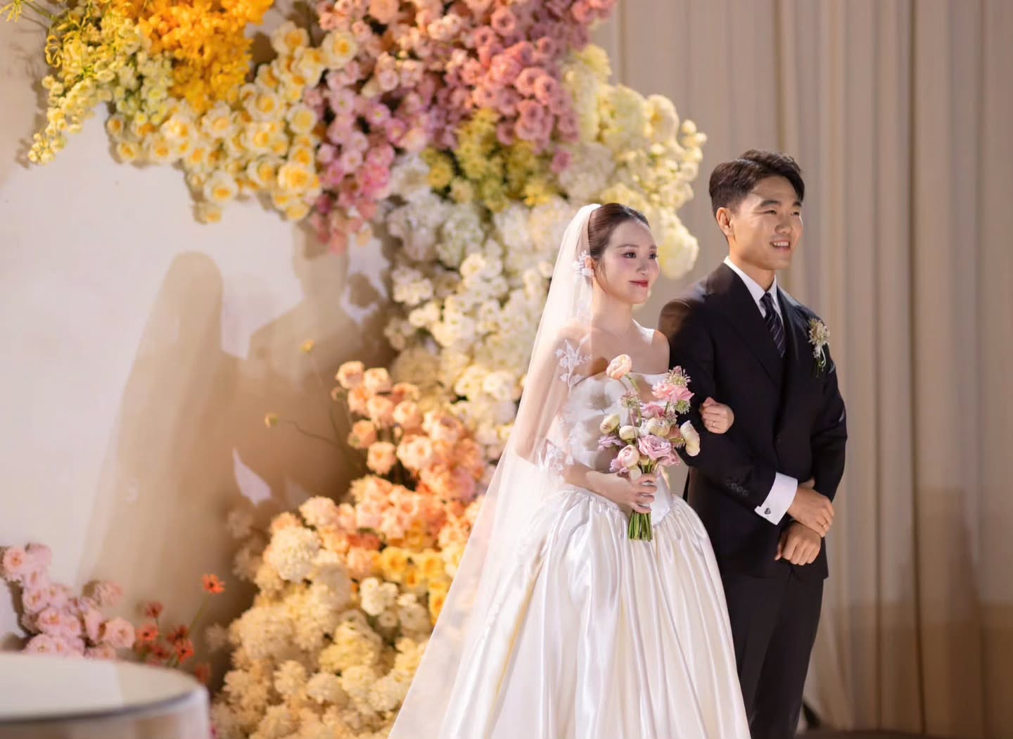 Cặp đôi tổ chức đám cưới vào tháng 6 vừa qua.