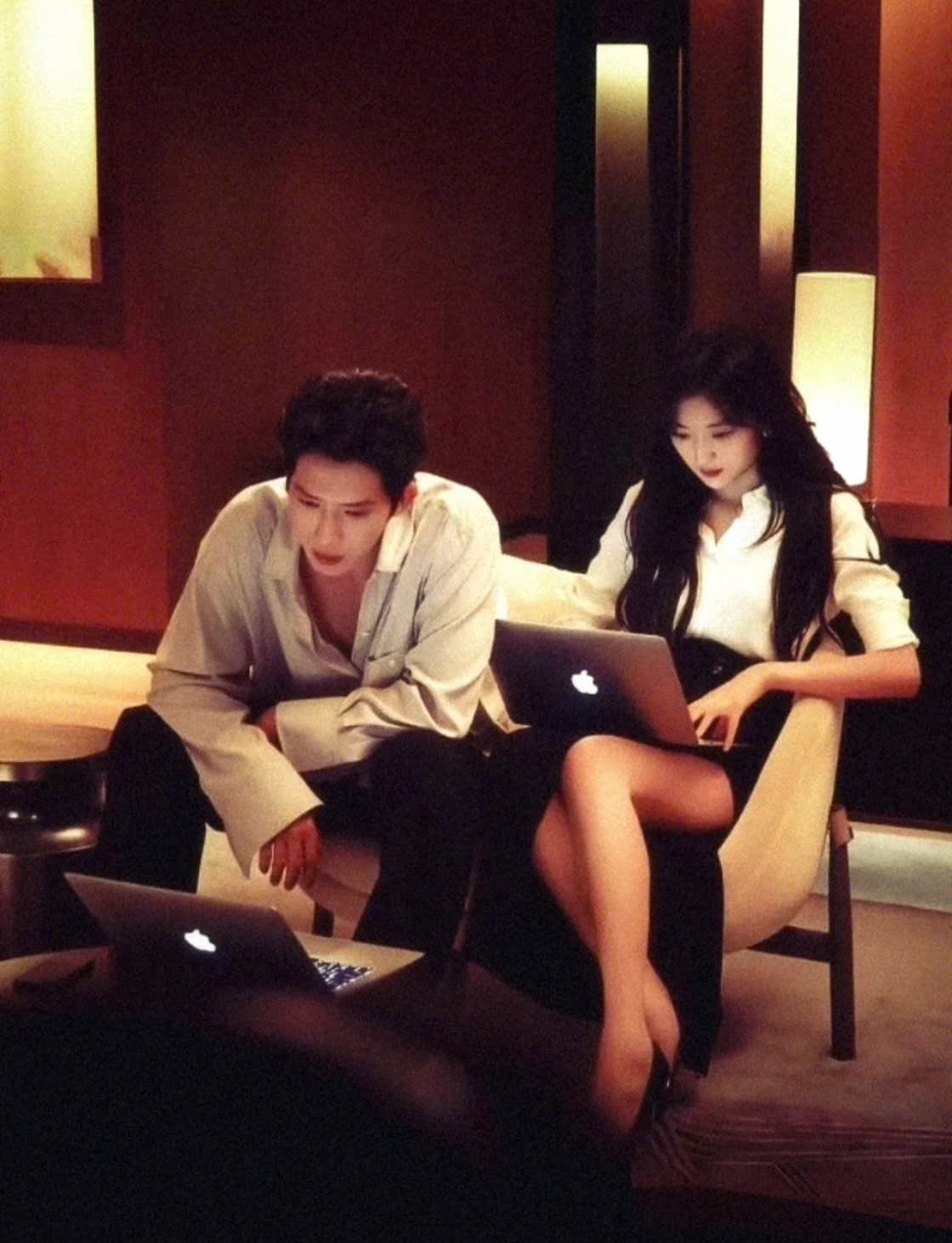 Tổng tài bad boy đang khiến cả MXH rần rần: Visual miễn chê, cùng bạn gái trở thành cặp đôi mặc đẹp nhất showbiz