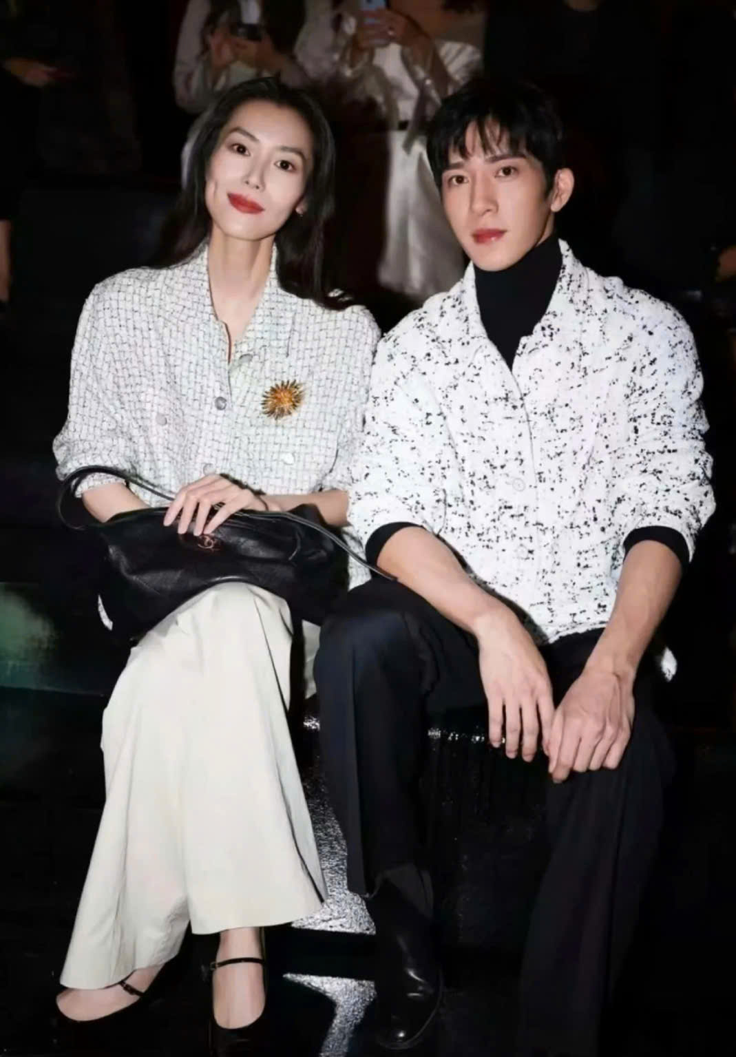 Tổng tài bad boy đang khiến cả MXH rần rần: Visual miễn chê, cùng bạn gái trở thành cặp đôi mặc đẹp nhất showbiz