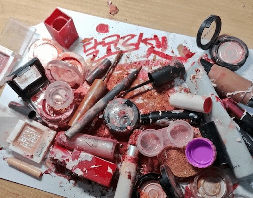 Kết cục của cô gái không rửa mặt suốt 2 năm, makeup 24/7 tối đi ngủ phải dặm thêm phấn
