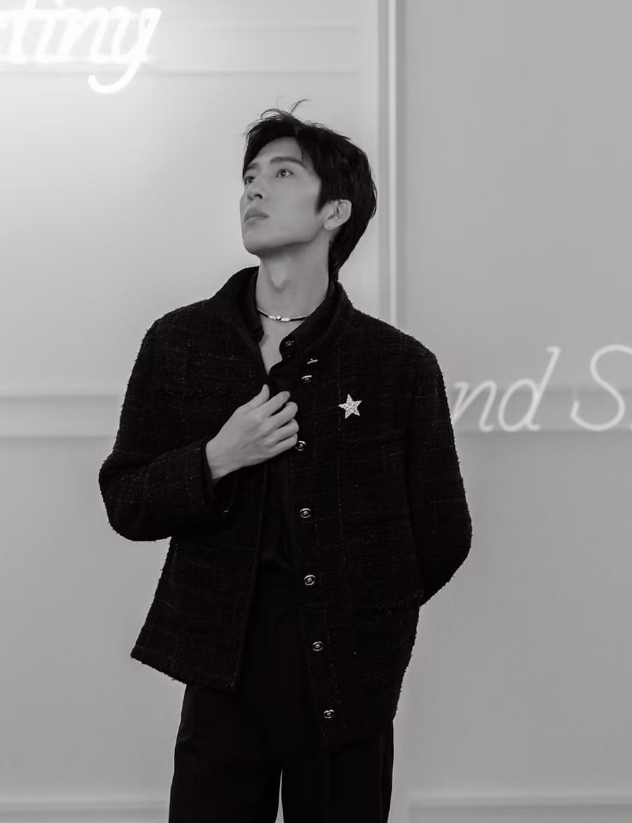 Tổng tài bad boy đang khiến cả MXH rần rần: Visual miễn chê, cùng bạn gái trở thành cặp đôi mặc đẹp nhất showbiz