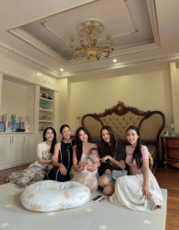 Phòng ngủ của 2 vợ chồng nữ MC.