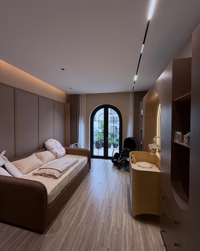 Cơ ngơi 4 tầng đẹp như lâu đài của MC Mai Ngọc