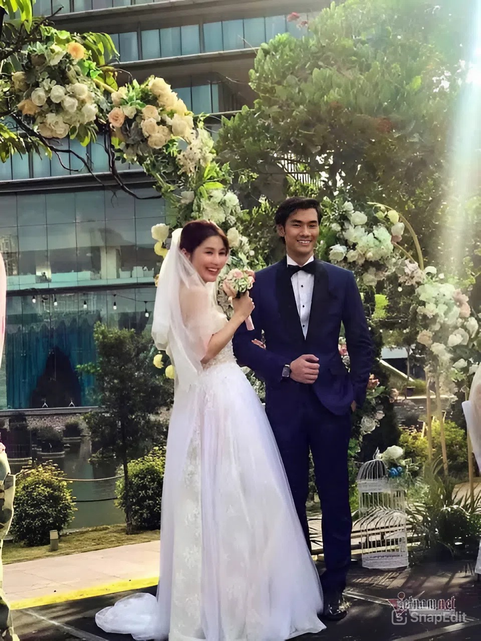 Ảnh cưới đẹp mê mẩn của Nhan Phúc Vinh bất ngờ gây sốt, nhan sắc cô dâu gây chú ý hơn cả
