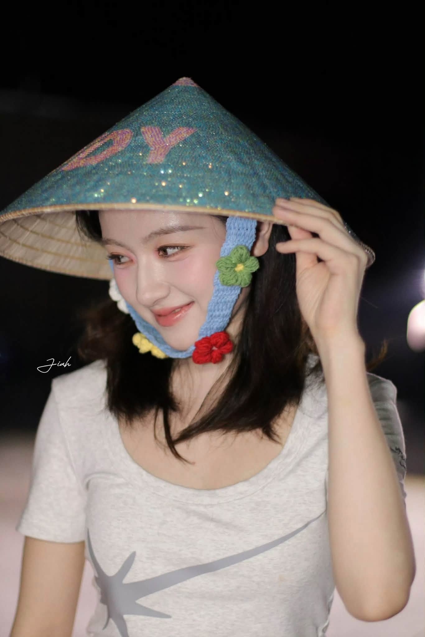 Lý Lan Địch càng thêm phần xinh đẹp khi đội chiếc nón lá Việt Nam trên đầu (ảnh: fanpage Lý Lan Địch 李兰迪 - Vietnam Fanpage)