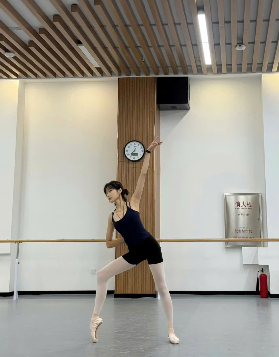 Tôn Thiên có khoảng thời gian học mua ballet. (Nguồn: Weibo)