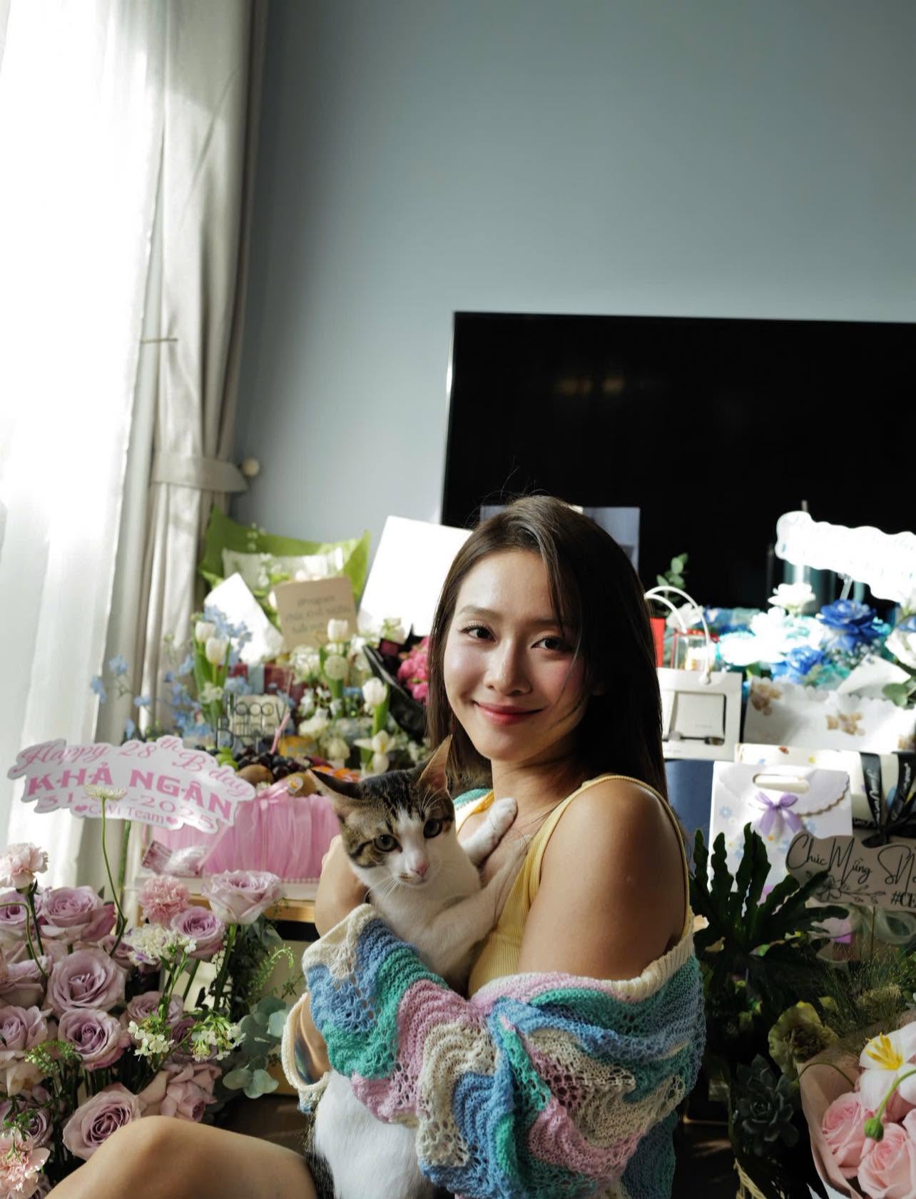 Không gian sống sử dụng hai tông màu xám – trắng làm chủ đạo, tạo cảm giác thanh lịch và nhẹ nhàng. Ảnh: FBNV