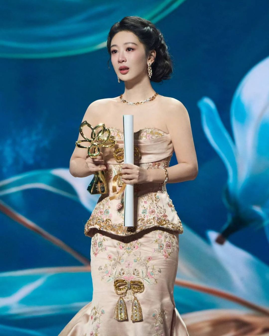 Dương Tử nhận giải Bạch Ngọc Lan