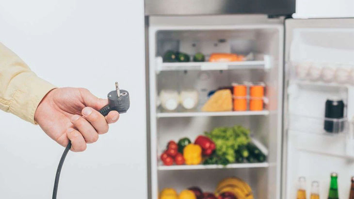 Dùng tủ lạnh có nên rút phích cắm điện không?