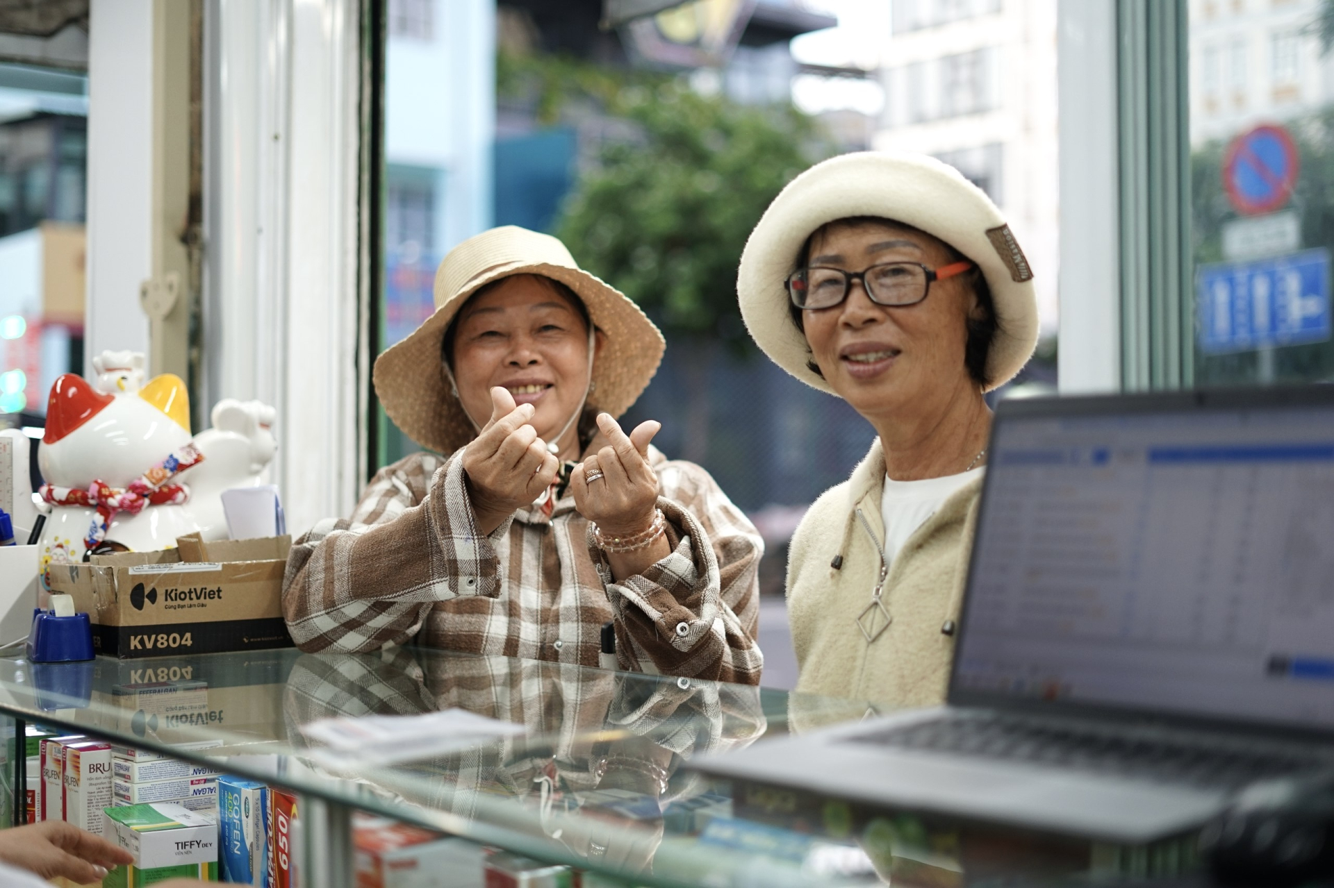 Nhiều người không khỏi bất ngờ khi những đơn thuốc, phần ăn của mình đã được anh Quý thanh toán (Ảnh: Di Anh)