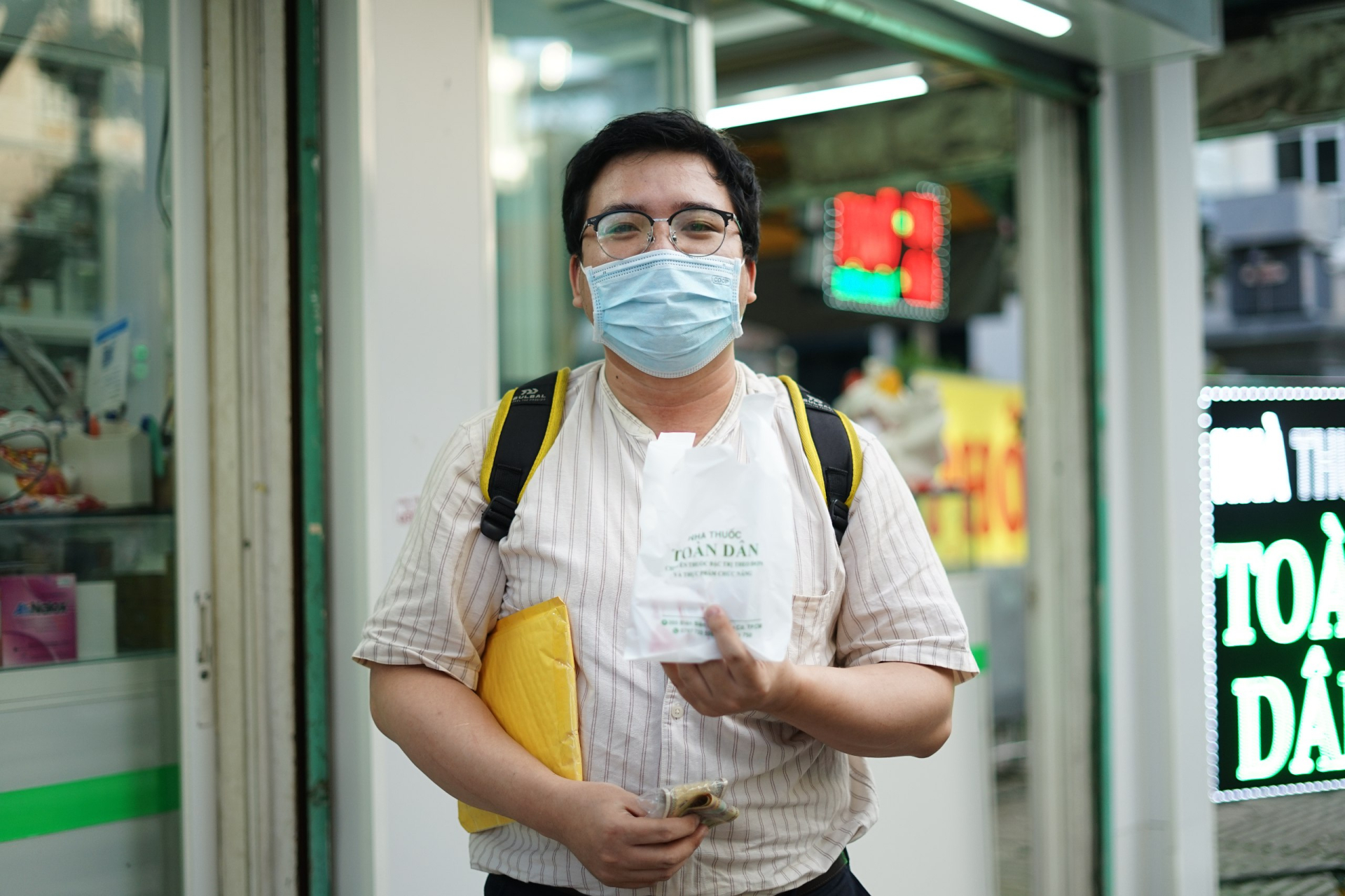 Anh L.N.H. không khỏi bất ngờ khi nhận lại tiền sau khi mua thuốc (Ảnh: Di Anh)