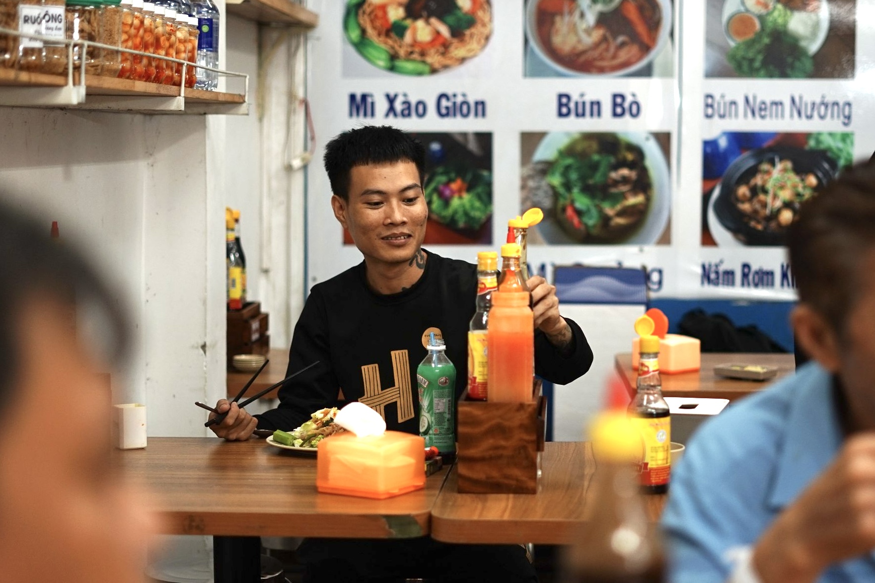 Người đàn ông đi khắp TP.HCM, hỏi một câu khiến ai cũng bất ngờ: “Hôm nay, anh trả tiền cho mọi người được không?”