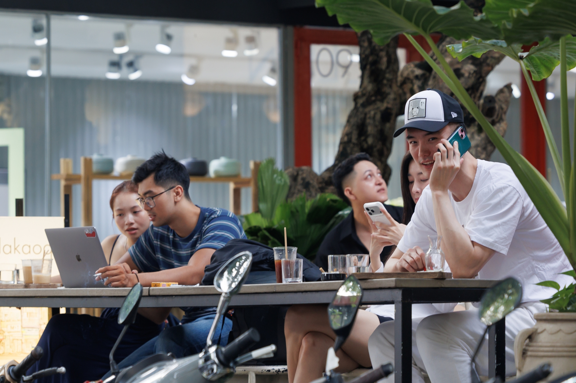 Tối đầu nghỉ lễ 2/9 ở TP.HCM: Khu cà phê Bến Bạch Đằng, Nguyễn Siêu khách tới muộn phải quay về, xe buýt hai tầng xếp hàng dài chờ lượt