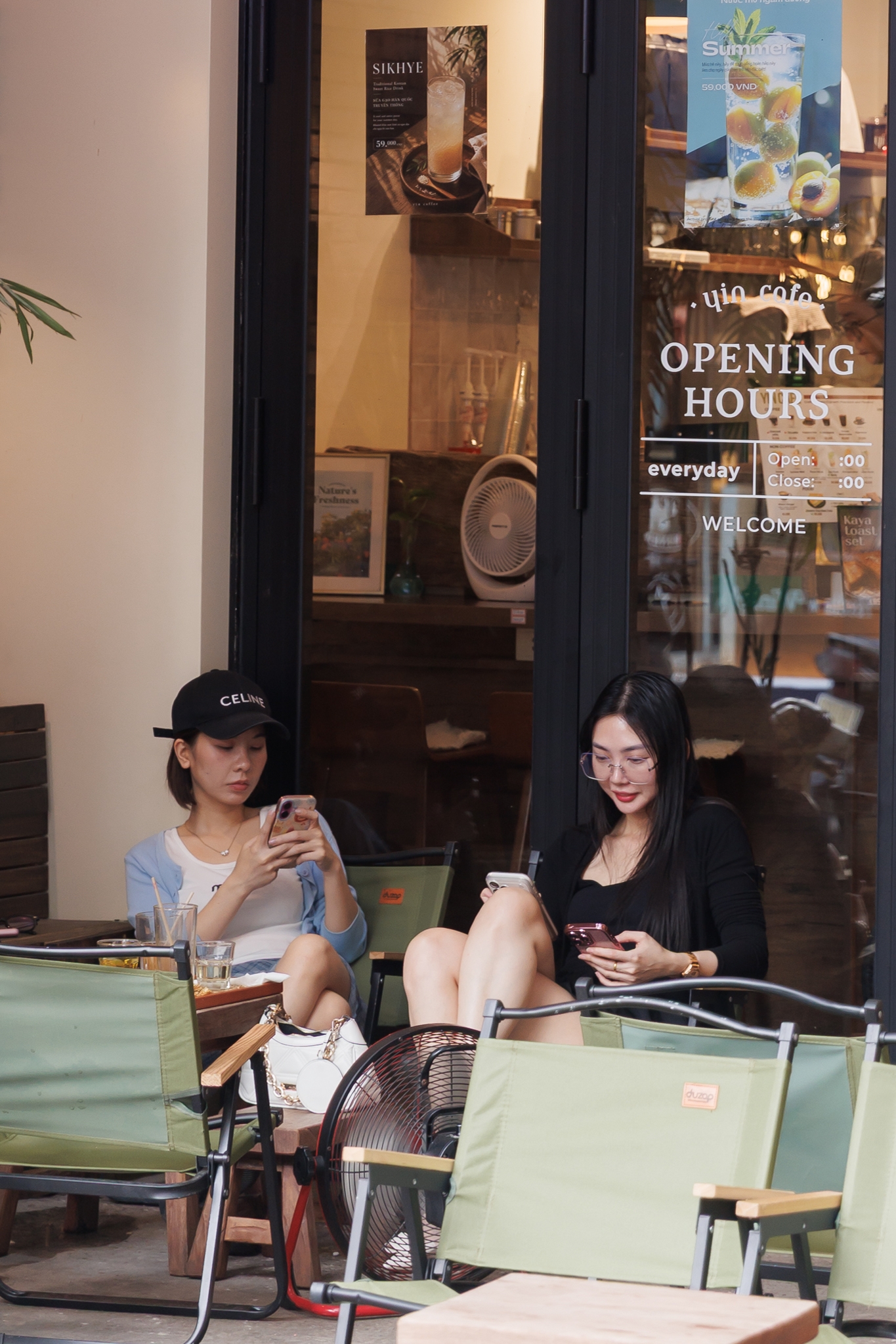 Thay vì lên kế hoạch cho những chuyến đi dài ngày, không ít người chọn một buổi cà phê, ăn uống và trò chuyện cùng bạn bè ngay trong thành phố. Những điểm đến có không gian ngoài trời cũng được ưu tiên khi thời tiết về chiều tối dễ chịu hơn.