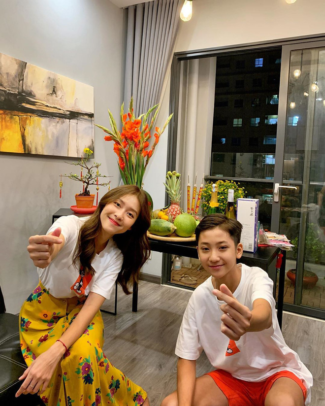 Tổ ấm của cô được thiết kế hiện đại, tối giản, lấy hai gam màu xám và trắng làm chủ đạo. Ảnh: FBNV