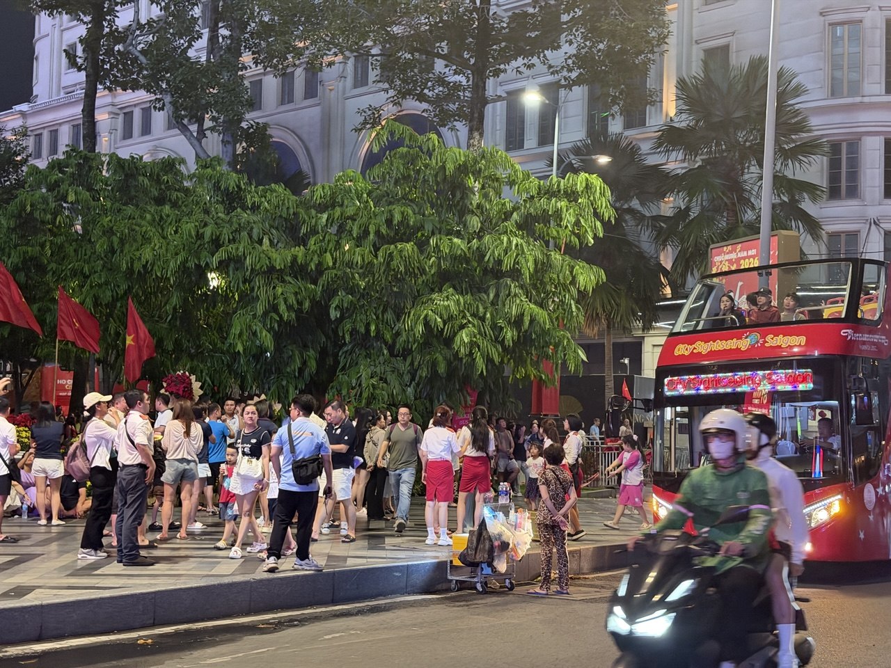 Ngoài các quán cà phê, xe buýt hai tầng city tour cũng là một trong những trải nghiệm được nhiều người lựa chọn trong ngày đầu kỳ nghỉ lễ. Tại các điểm đón, dòng du khách trong và ngoài nước nối dài, chờ đến lượt lên xe để ngắm thành phố từ một góc nhìn khác.
