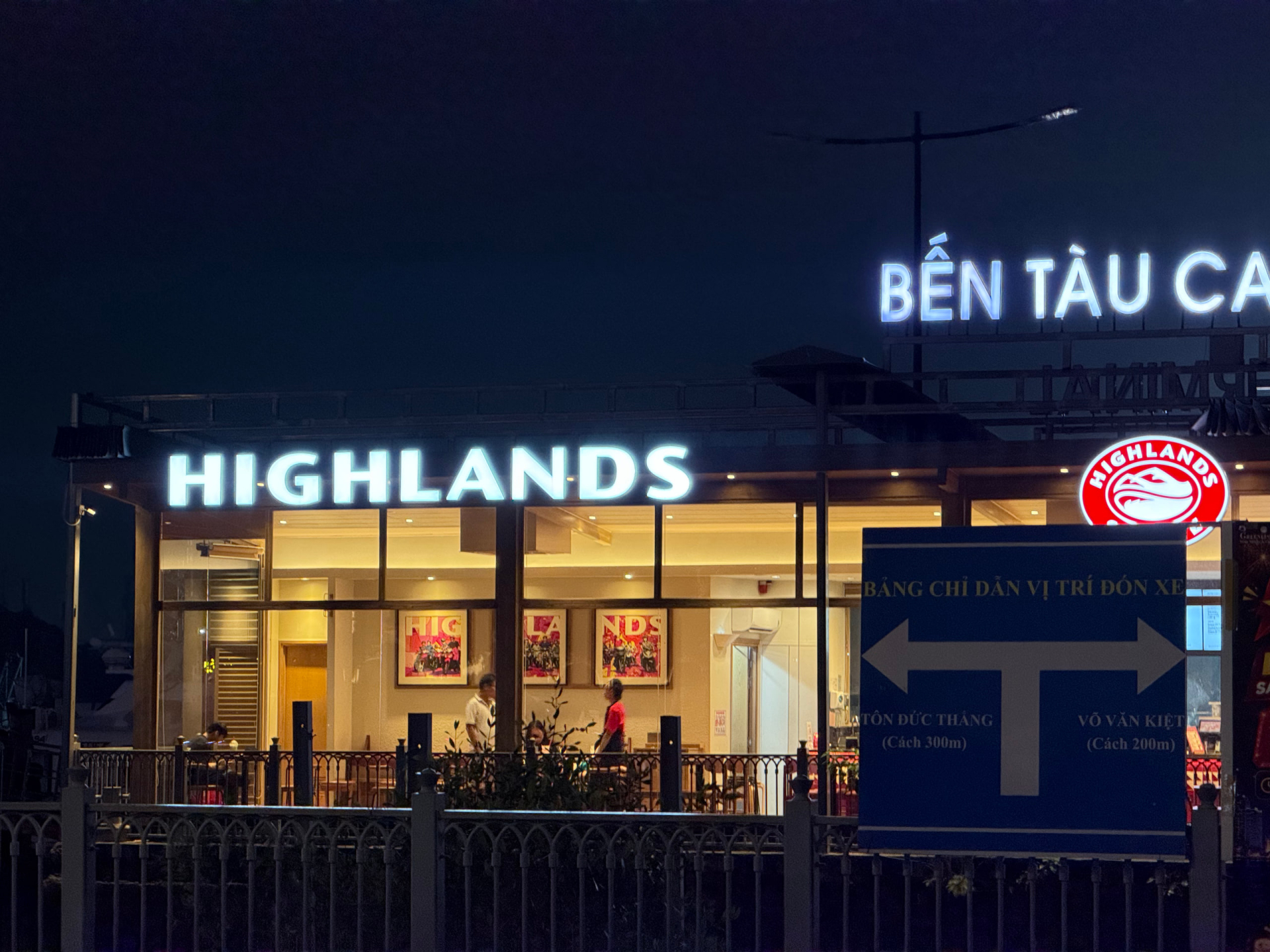 Highlands Coffee khá vắng trong khi Katinat ngay bên cạnh kín bàn, cho thấy sự chênh lệch đáng kể về sức hút giữa các thương hiệu tại Bến Bạch Đằng.