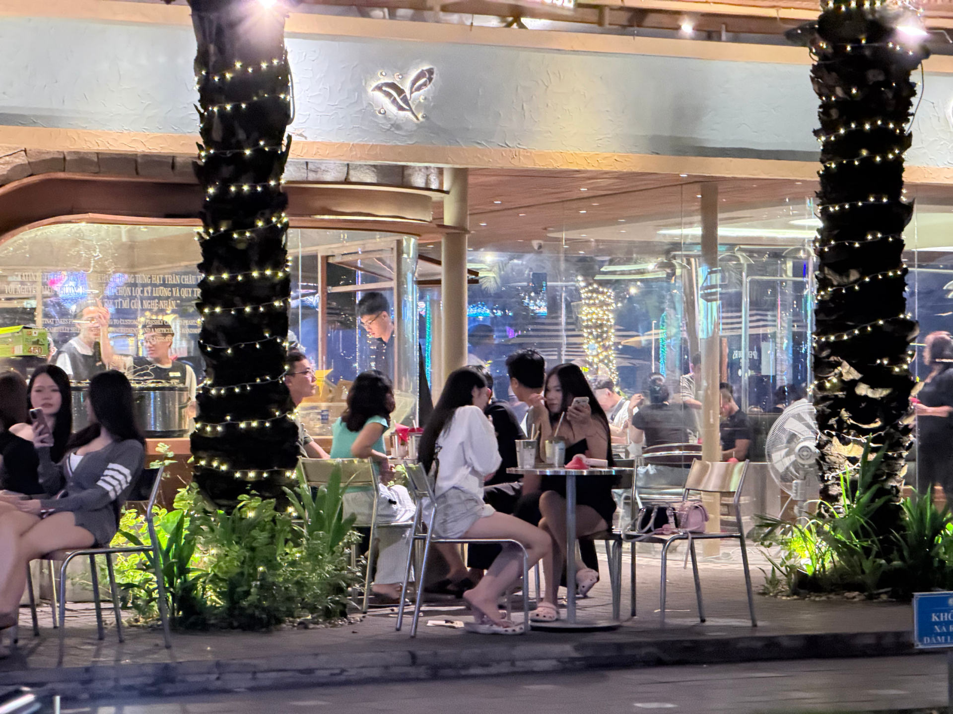Tối đầu nghỉ lễ 2/9 ở TP.HCM: Khu cà phê Bến Bạch Đằng, Nguyễn Siêu khách tới muộn phải quay về, xe buýt hai tầng xếp hàng dài chờ lượt