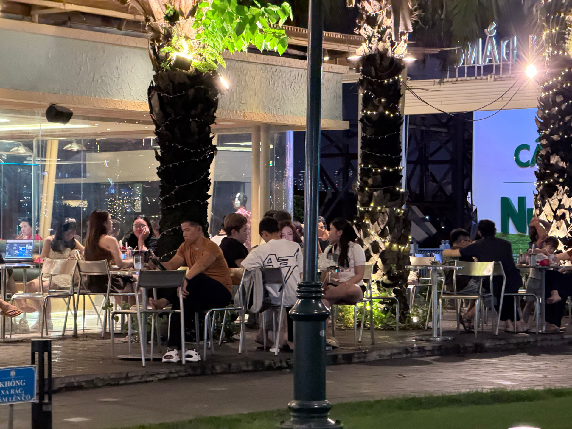 Tối đầu nghỉ lễ 2/9 ở TP.HCM: Khu cà phê Bến Bạch Đằng, Nguyễn Siêu khách tới muộn phải quay về, xe buýt hai tầng xếp hàng dài chờ lượt