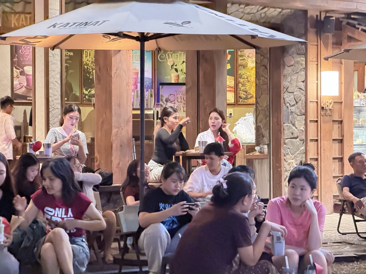Tối đầu nghỉ lễ 2/9 ở TP.HCM: Khu cà phê Bến Bạch Đằng, Nguyễn Siêu khách tới muộn phải quay về, xe buýt hai tầng xếp hàng dài chờ lượt