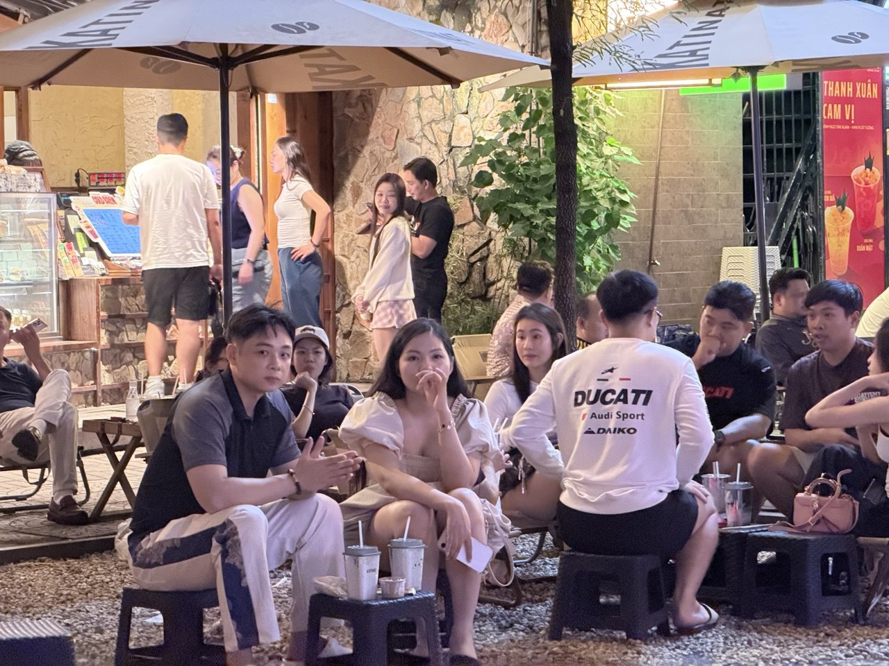 Tối đầu nghỉ lễ 2/9 ở TP.HCM: Khu cà phê Bến Bạch Đằng, Nguyễn Siêu khách tới muộn phải quay về, xe buýt hai tầng xếp hàng dài chờ lượt