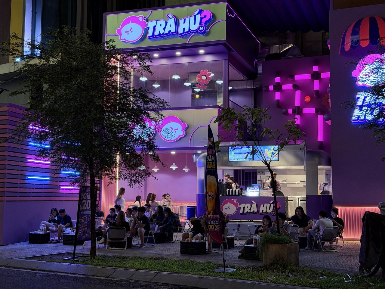 Trà Hú tiếp tục góp thêm một điểm đông khách trên tuyến Nguyễn Siêu, với nhiều bàn đã kín người khi lượng khách đổ về khu vực trung tâm tăng cao trong kỳ nghỉ lễ.