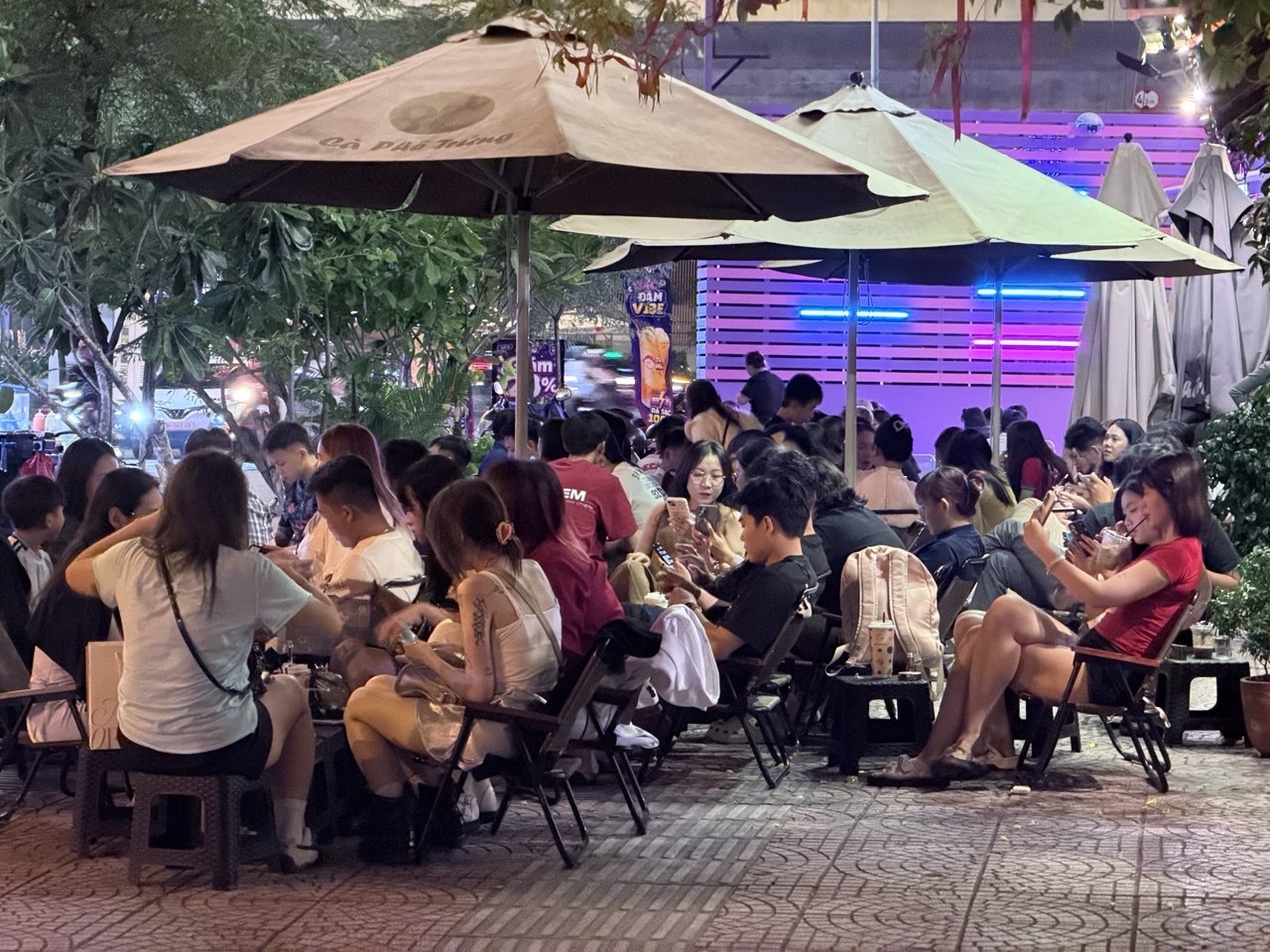 Tối đầu nghỉ lễ 2/9 ở TP.HCM: Khu cà phê Bến Bạch Đằng, Nguyễn Siêu khách tới muộn phải quay về, xe buýt hai tầng xếp hàng dài chờ lượt