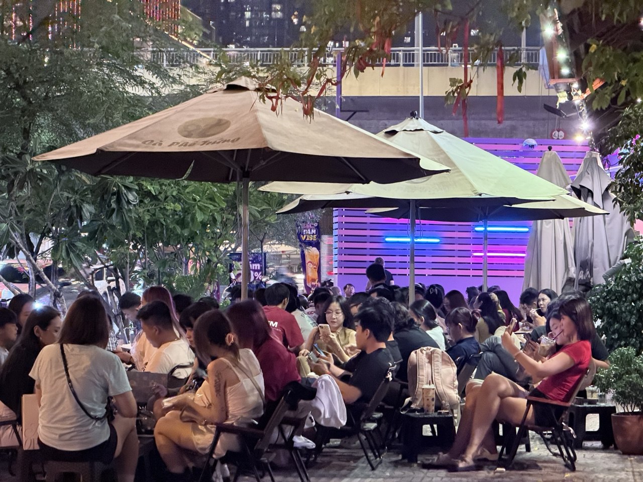 Cà Phê Trứng 3T nổi bật với lượng khách đông đúc, khi nhiều nhóm bạn tìm đến đây để vừa thưởng thức đồ uống vừa ngồi lại trò chuyện trong không khí nhộn nhịp của trung tâm thành phố.