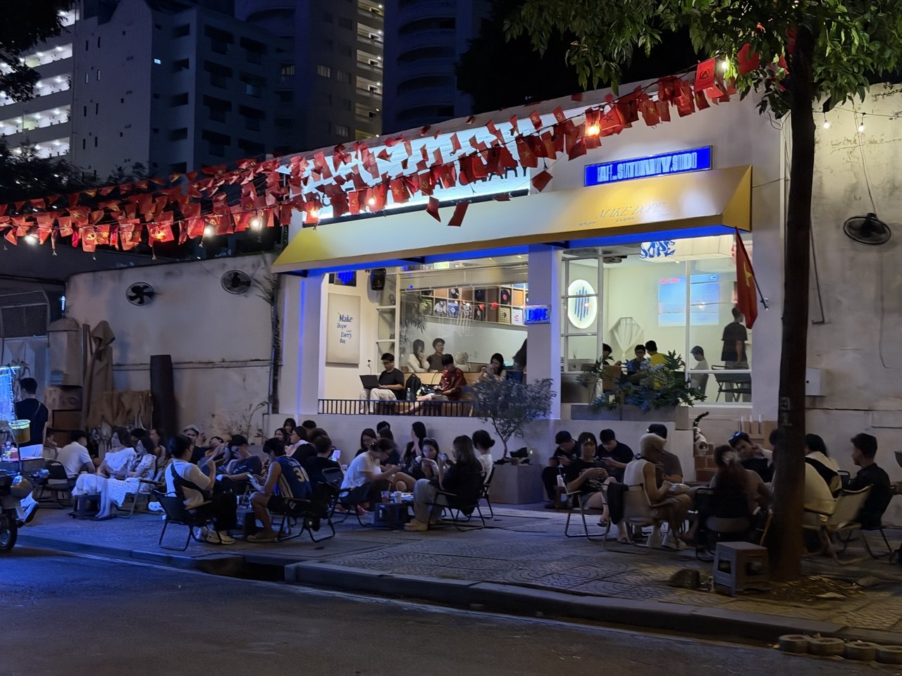 Cách đó không xa, Dope Cafe Stationary cũng đông khách không kém khi các bàn ở cả không gian trong nhà và ngoài trời lần lượt được lấp đầy, nhiều nhóm phải chờ để có chỗ ngồi.