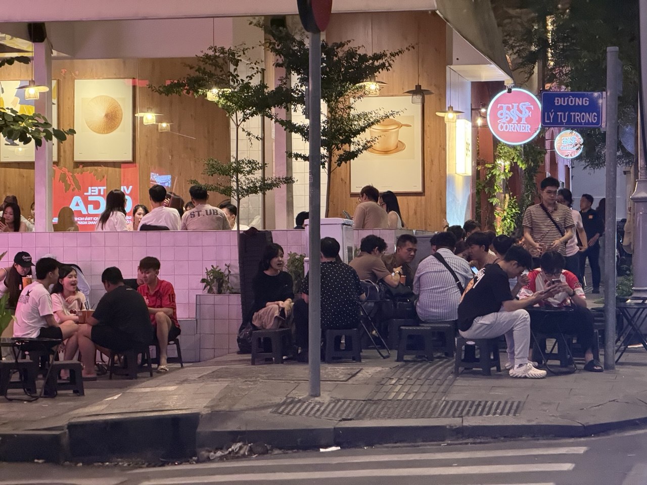 Trên đường Lý Tự Trọng, Góc Cà Phê nhanh chóng kín chỗ từ trong nhà ra đến khu vực phía trước quán, cho thấy sức hút của tuyến phố trung tâm trong tối đầu kỳ nghỉ lễ.