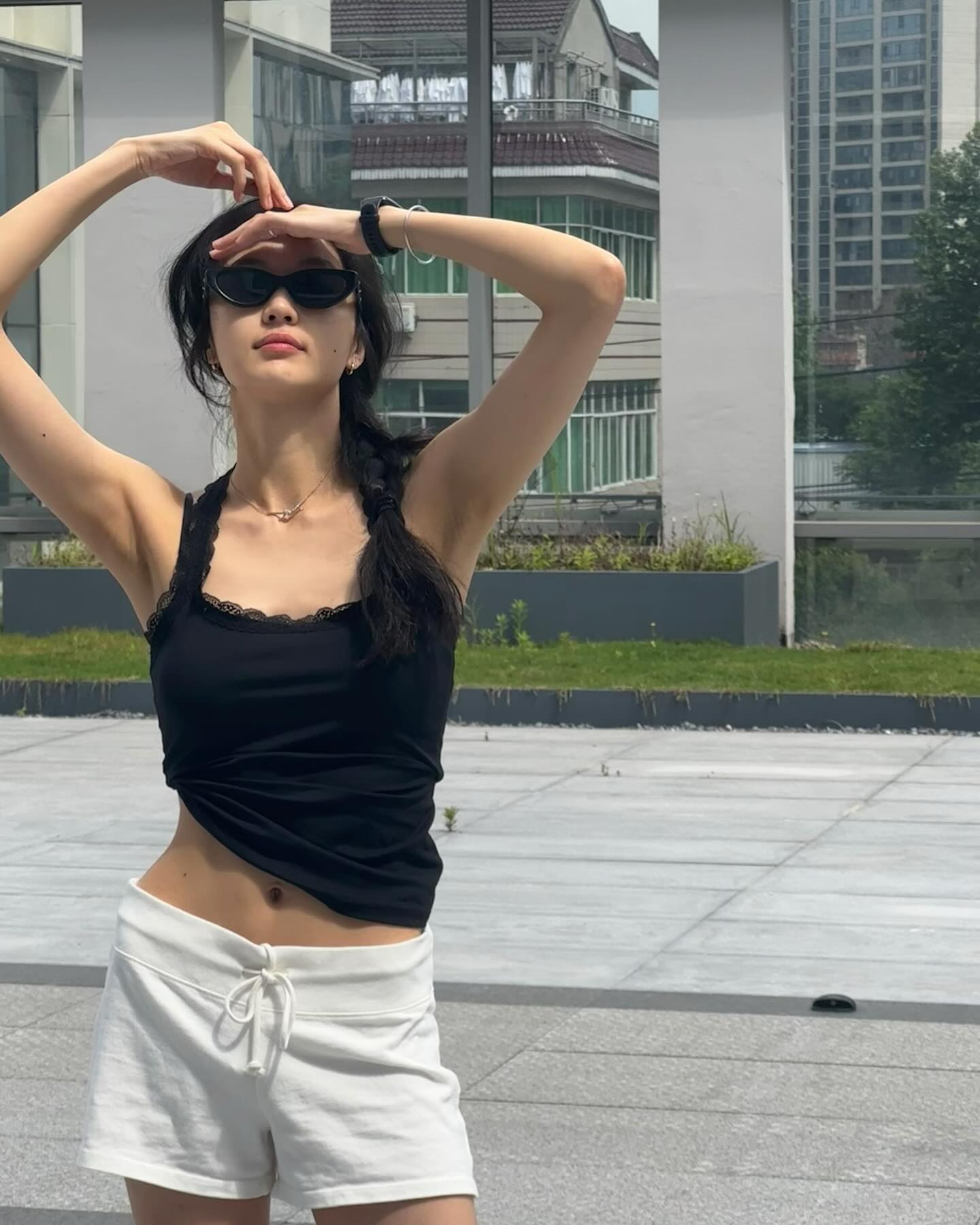 Phong cách đời thường vô cùng basic, năng động của Tôn Thiên. (Nguồn: Instagram)