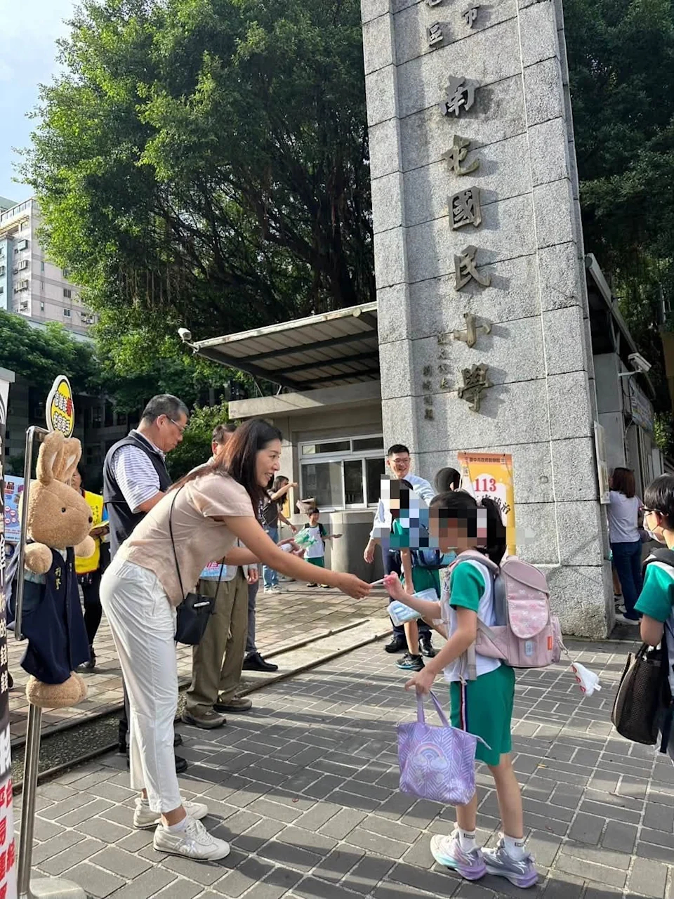 Hầu Tương Đình xuất hiện với hình ảnh giản dị bên ngoài 1 ngôi trường tiểu học khi đang làm tình nguyện viên giúp đỡ các em học sinh. Ảnh: Setn