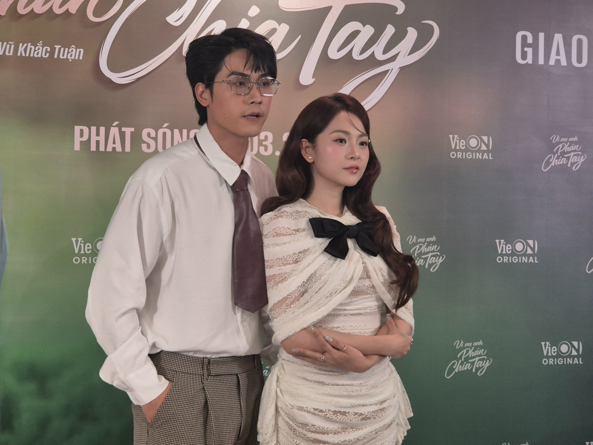 Drama bủa vây nam thần Vbiz vì liên tục tình tứ với bạn diễn: Hết ôm ấp lại nắm tay, netizen khó chịu vô cùng