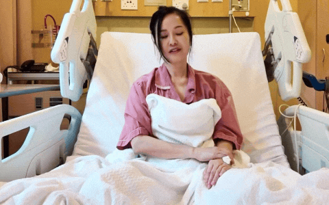 Khi bước vào lần xạ trị, cô từng chia sẻ những tác dụng phụ như mệt mỏi, đau đầu, đau cơ, buồn nôn và mất ngủ. Ảnh: FBNV