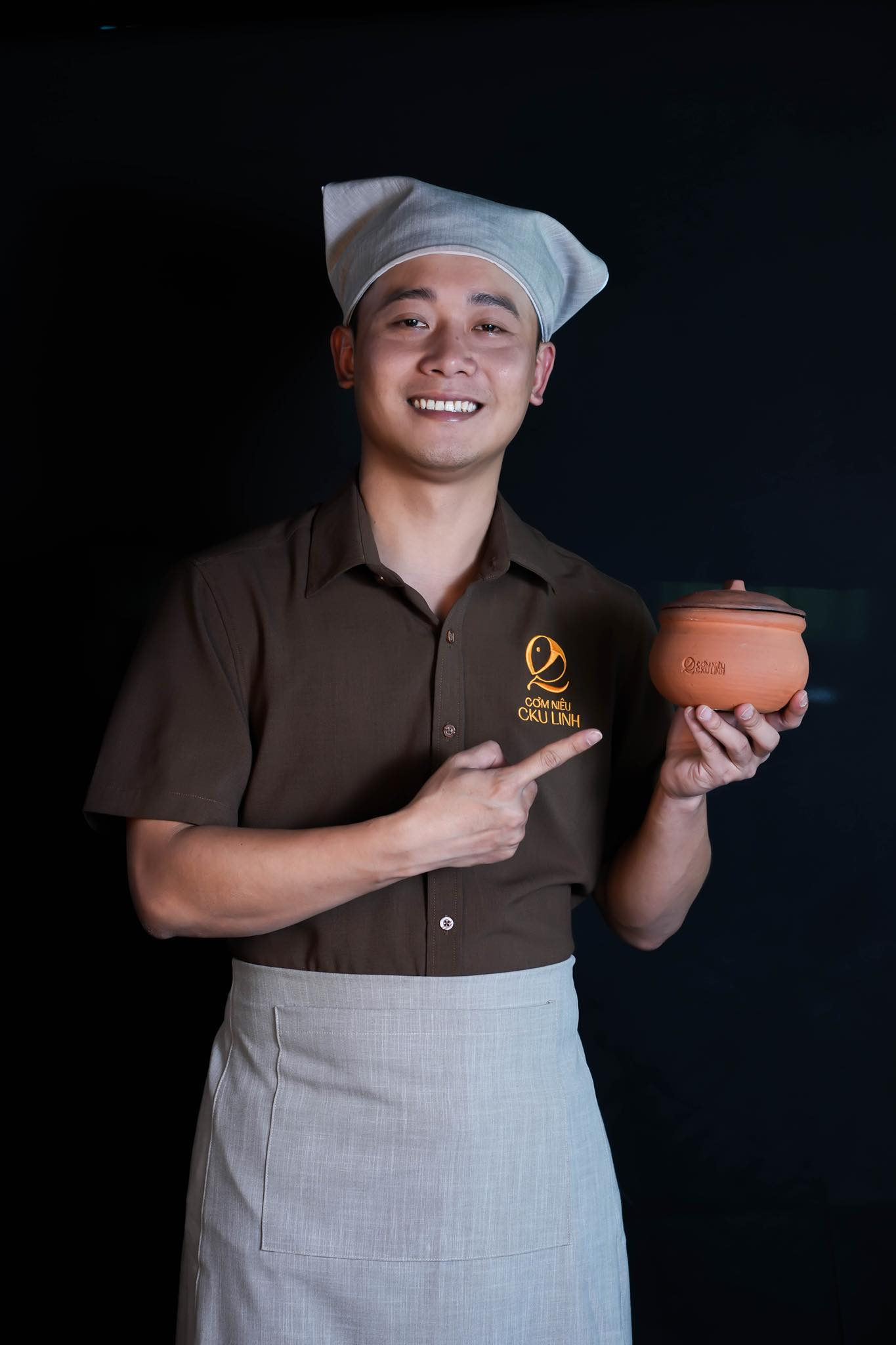 Quang Linh Vlogs ở thời điểm mới khai trương quán cơm niêu
