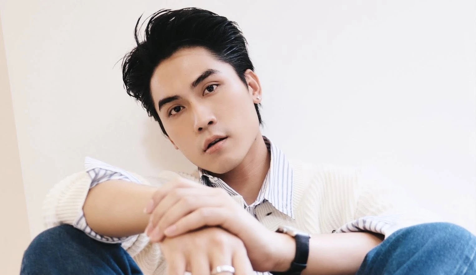 Drama bủa vây nam thần Vbiz vì liên tục tình tứ với bạn diễn: Hết ôm ấp lại nắm tay, netizen khó chịu vô cùng