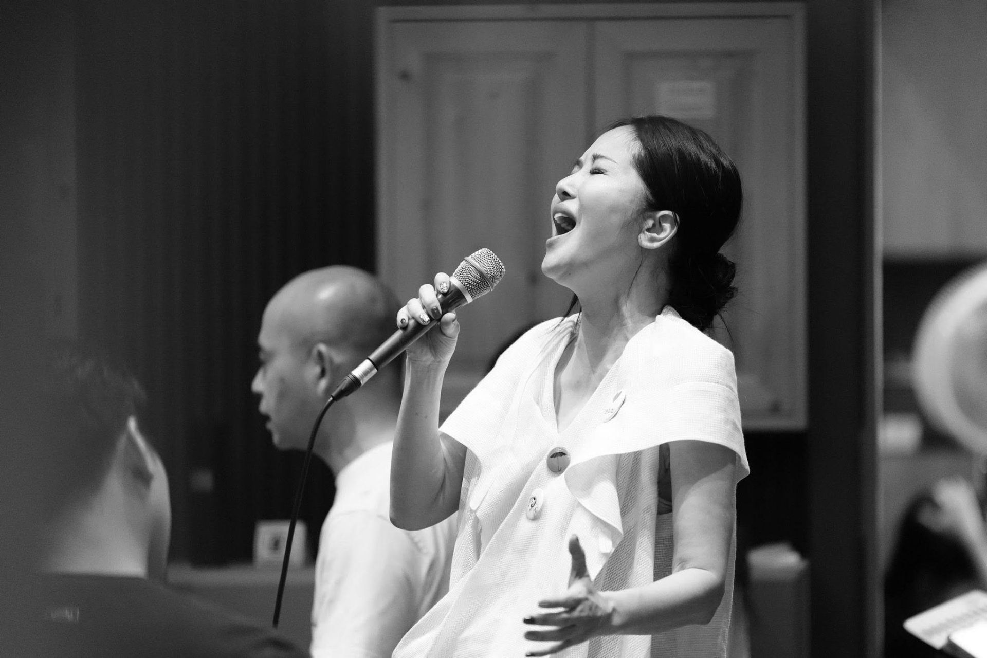 Dẫu đối diện với những vấn đề sức khỏe, Hồng Nhung vẫn duy trì hoạt động nghệ thuật và sắp xếp thời gian chăm sóc hai con. Ảnh: FBNV