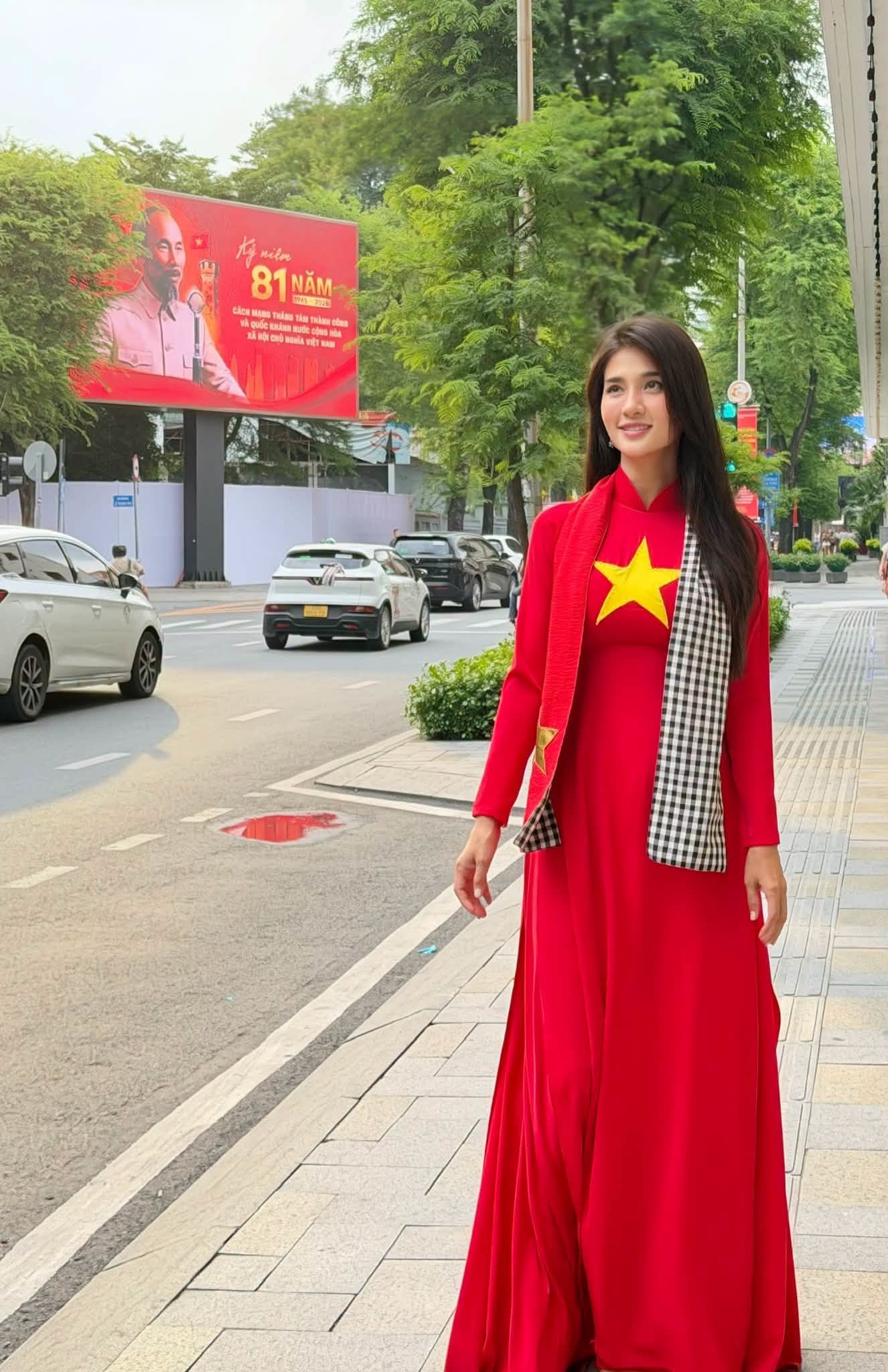 Nữ NSƯT có tên trong đề cử đẹp nhất thế giới: Mặc áo dài đỏ sao vàng mừng Quốc khánh được khen nức nở